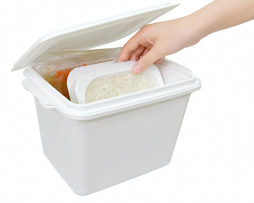 食品を中容器に入れる